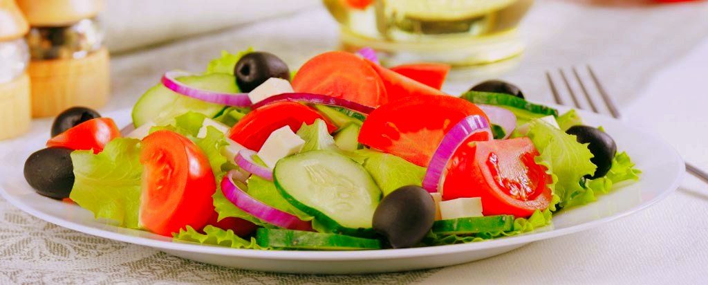 Pizzeria La Piazetta: Salatteller mit Oliven, Gurken grünem Salat, Zwiebeln und Tomaten